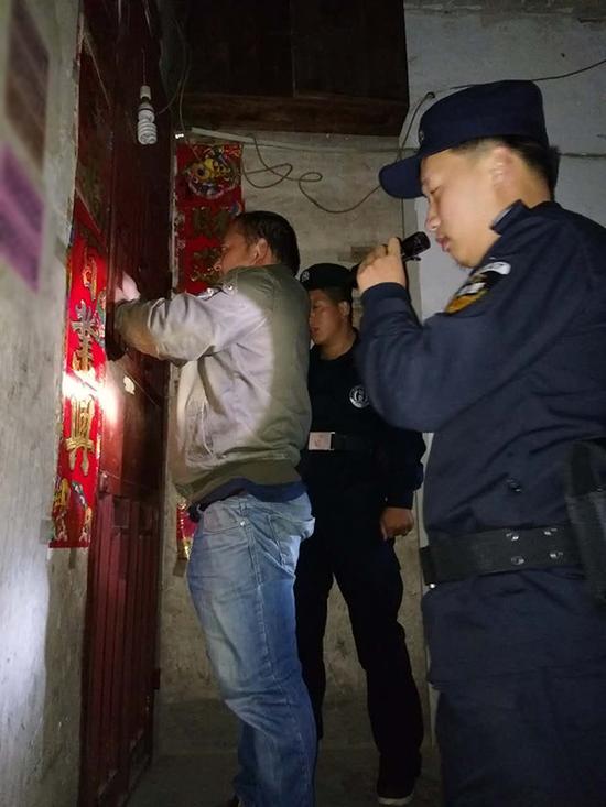 深圳粗心妈妈误将幼女锁家中 民警全城寻开锁师傅开门