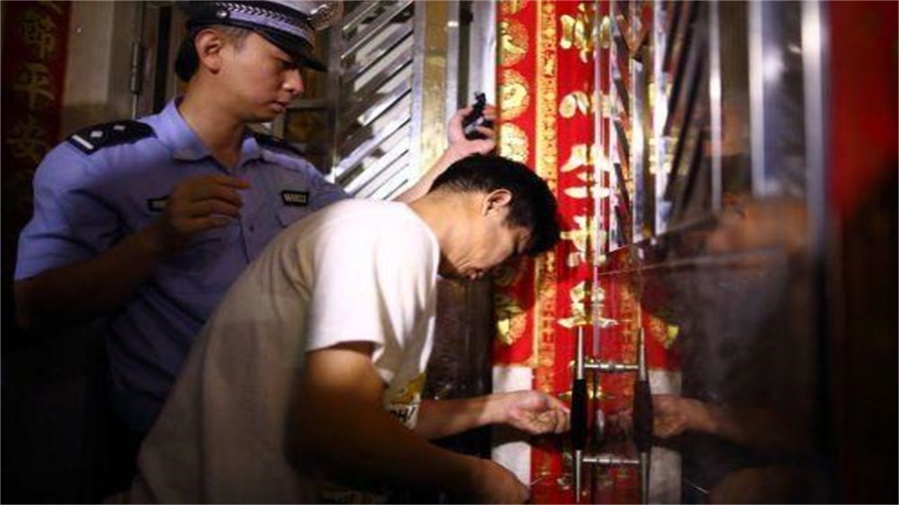 深圳请开锁师傅开了锁后，师傅为什么一般都不进门，就算主人请也不进去？